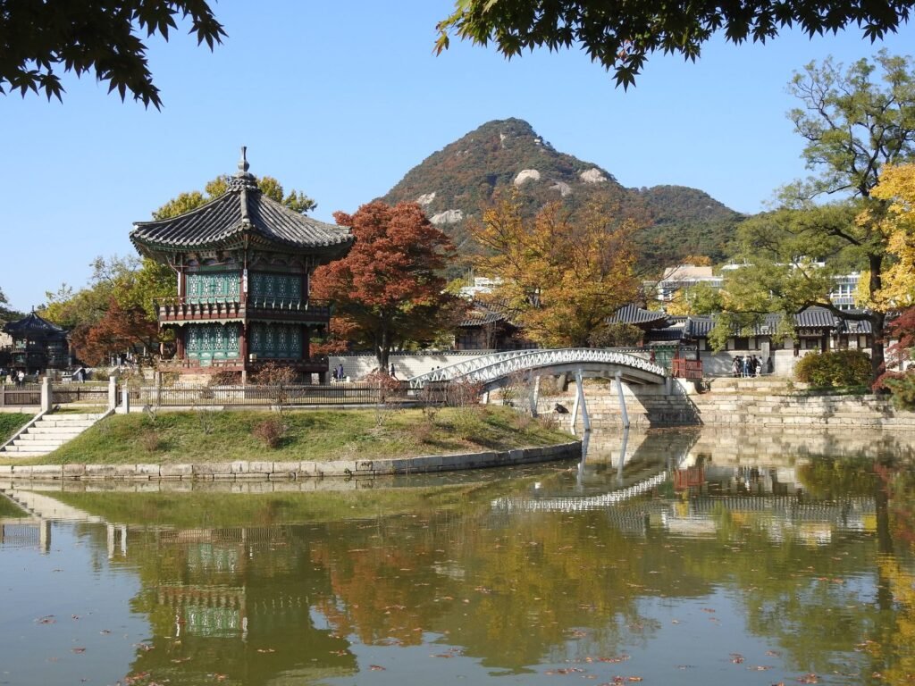 Palacio Gyeongbokgung en Seúl en otoño